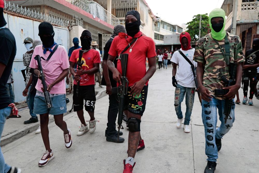 Miembros armados del grupo delictivo G9 y Familia, durante una protesta contra el primer ministro haitiano Ariel Henry, en Puerto Príncipe, el martes 19 de septiembre. Foto: Odelyn Joseph | AP