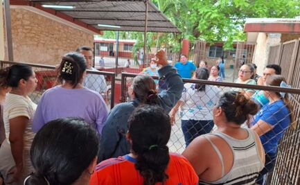 Denuncian a maestro por violencia verbal y física contra sus alumnos en Yucatán; padres de familia cierran el plantel