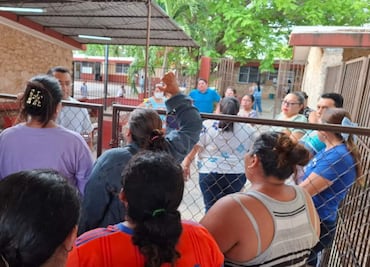 Denuncian a maestro por violencia verbal y física contra sus alumnos en Yucatán; padres de familia cierran el plantel