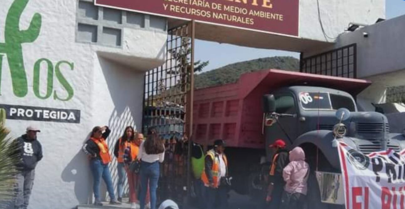 Trabajadores del relleno sanitario de El Hiixmi arrojan basura afuera de la Secretaría del medio ambiente, 28 de octubre de 2024. Foto: X @Horizontal_Hgo