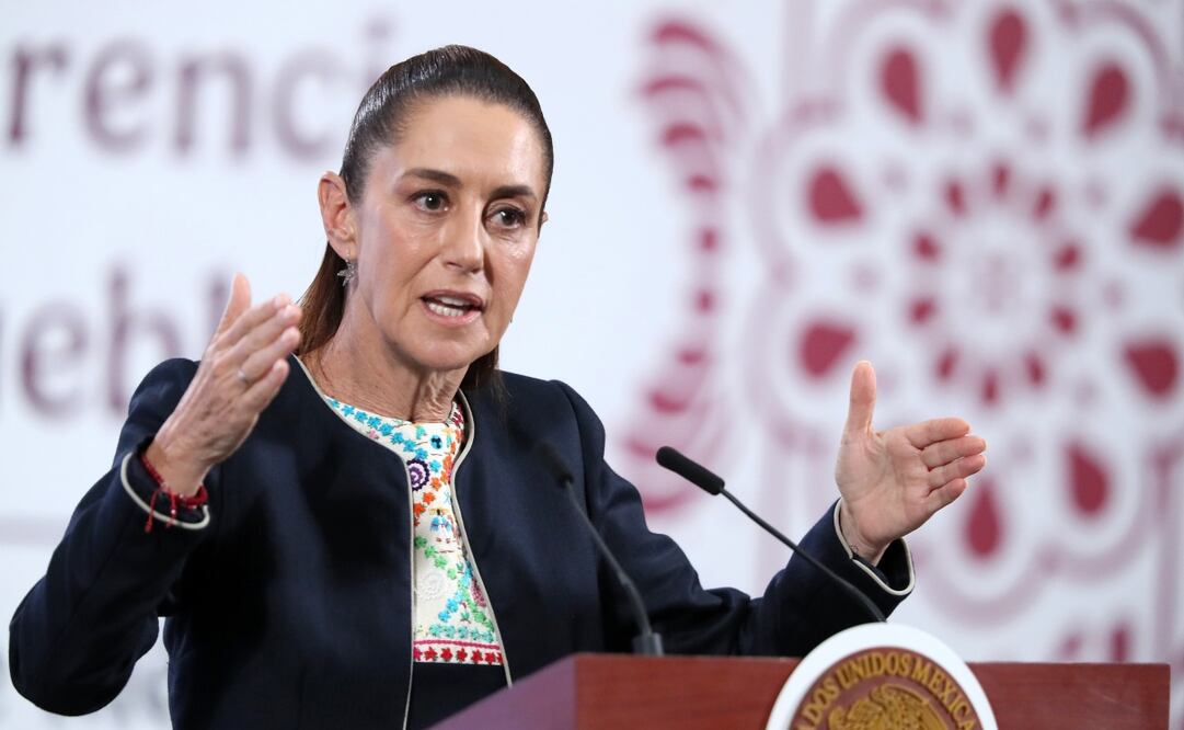 La presidenta de México, Claudia Sheinbaum, habla durante una rueda de prensa este lunes, en el Palacio Nacional de la Ciudad de México. Foto: EFE/ Mario Guzmán