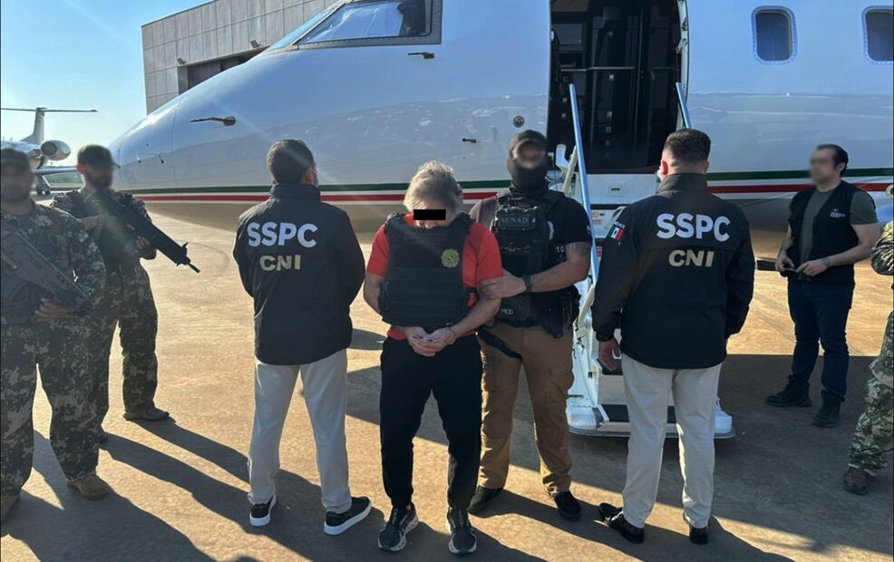 El presunto líder de la organización criminal “La Barredora”, Hernán Bermúdez Requena es trasladado a México, tras ser expulsado de Paraguay, el 17 de septiembre de 2025. Foto: Especial
