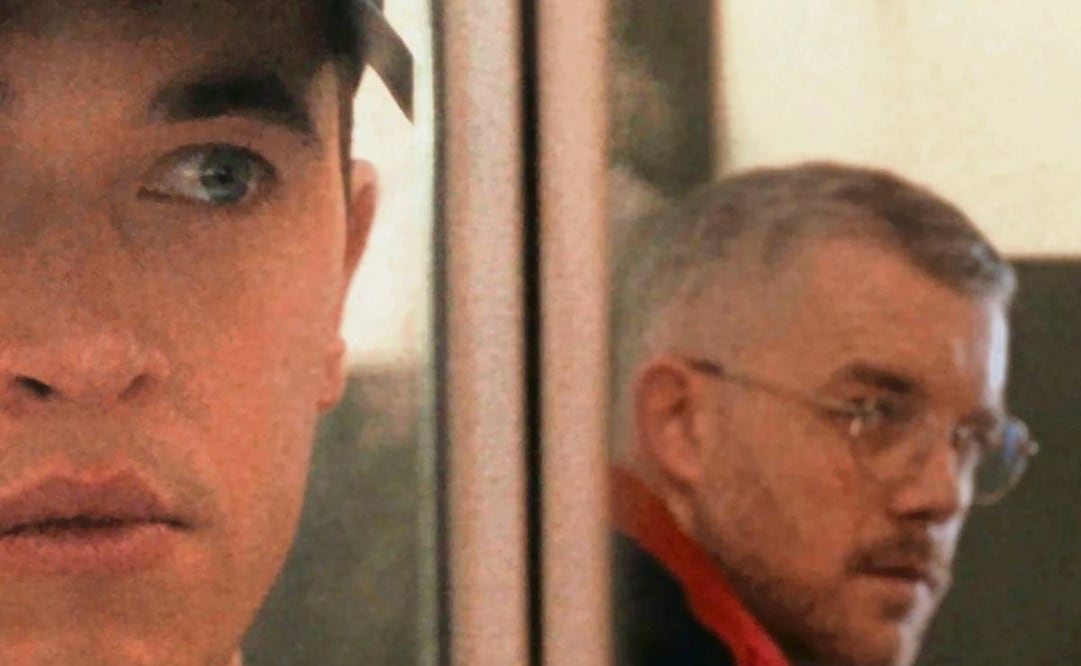 Tom Blyth interpreta a un policía encubierto, quien se enamora de uno de sus objetivos, Andrew (Russell Tovey) . Foto: MUBI