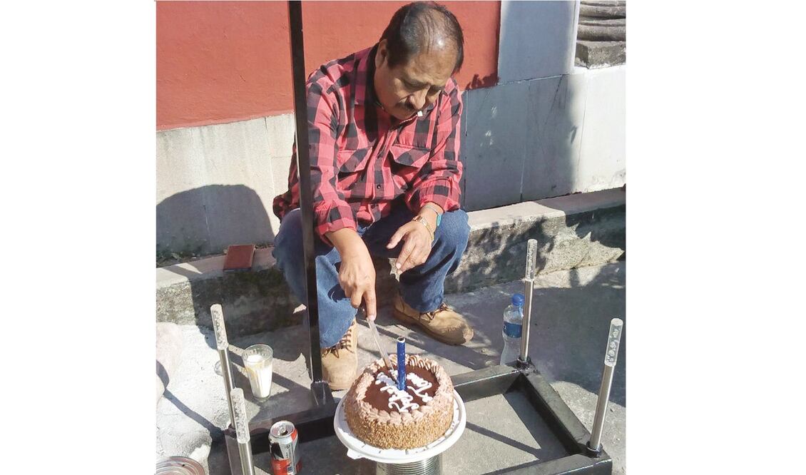 El pasado jueves Fabián, padre de Tona, llevó un pastel y marichis a la tumba de hijo, puesto que cumpliría 23 años. (ESPECIAL)