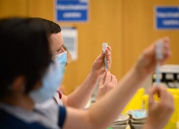 Covid: tres dosis de la vacuna de Moderna son "sustancialmente" efectivas contra ómicron