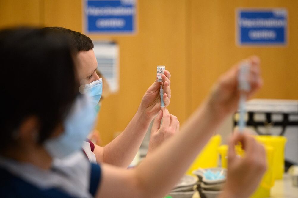 Dosis de la vacuna de ARNm antiCovid de Moderna. Foto: AFP / Leon Neal