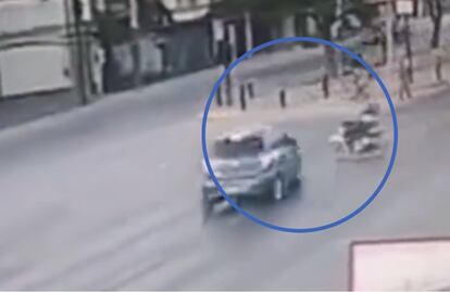 VIDEO: ¡Se pasó el alto! Auto embiste a motociclista en Guanajuato