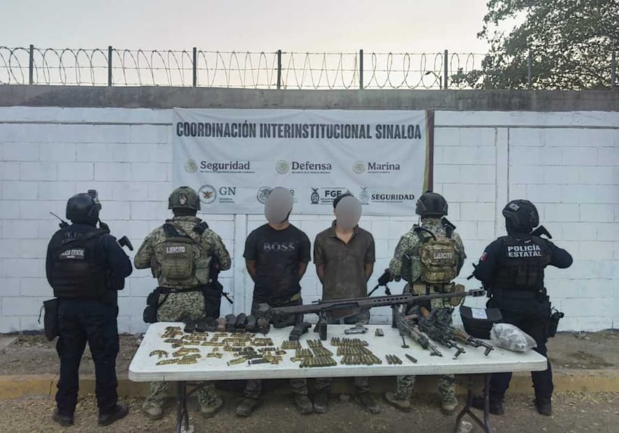 Fueron detenidas dos personas con cinco armas de fuego, entre ellas un Barret-50, y diecinueve cargadores abastecidos. Foto: Especial