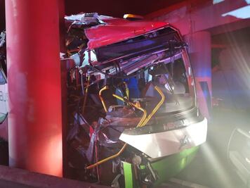 Unidad de Mexibús se impacta en la México-Pachuca; hay 11 heridos