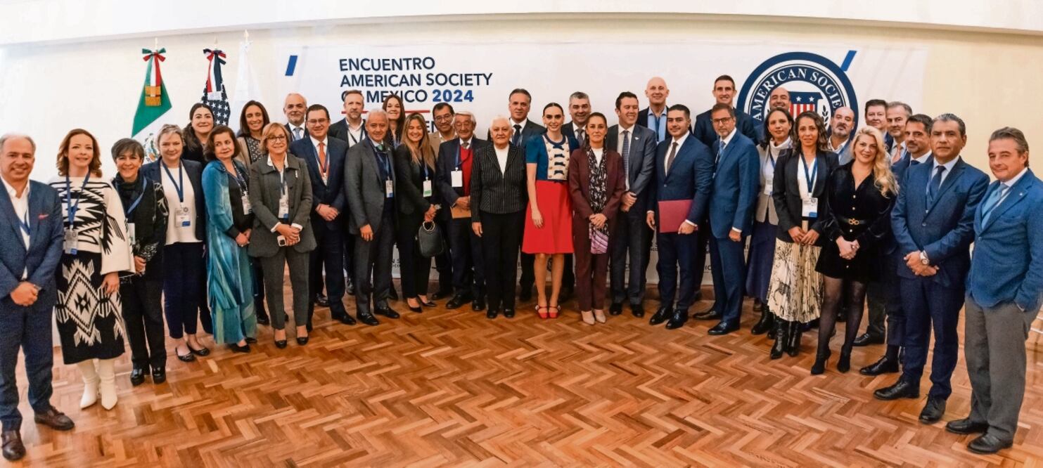Claudia Sheinbaum Pardo, precandidata de la coalición Sigamos Haciendo Historia, se reunió con miembros de la American Society, en la Ciudad de México. Foto: Especial
