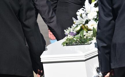 Mujer es declarada muerta por error en un asilo para ancianos, pero despierta en la funeraria
