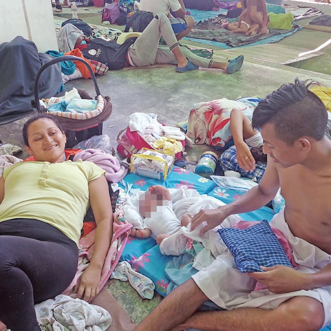 La pequeña Reychel Yishel Cayax Estrada nació el pasado 4 de octubre en un hospital de Guatemala; en la imagen, con sus padres. (ROSELIA CHACA, EL UNIVERSAL)