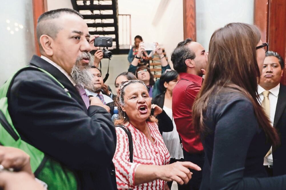 Afuera del salón donde comparecía Ricardo Monreal, un grupo de 10 vecinos de la demarcación Cuauhtémoc lanzaban consignas y vituperios, primero en contra del delegado y después, del diputado del PRI Adrián Rubalcava (IVÁN STEPHENS. EL UNIVERSAL)