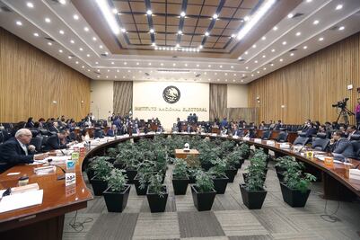 INE ordena suspender tres de seis spots de MAM