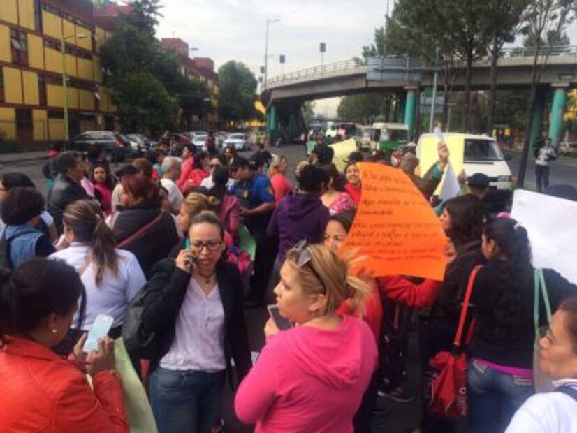 Padres de familia realizan bloqueos en apoyo a la CNTE