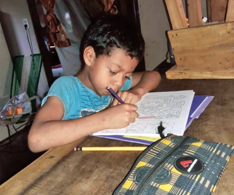 Un niño costarricense cumple con sus deberes educativos en su habitación. Foto: CORTESÍA MINISTERIO DE EDUCACIÓN DE COSTA RICA