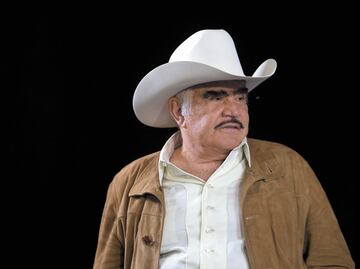 Familia de Vicente Fernández visita al cantante en el hospital