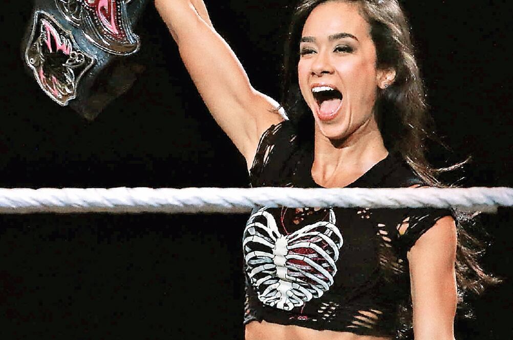 Un codiciado cinto es mostrado con pundonor por Aj Lee (ARCHIVO. EL UNIVERSAL)