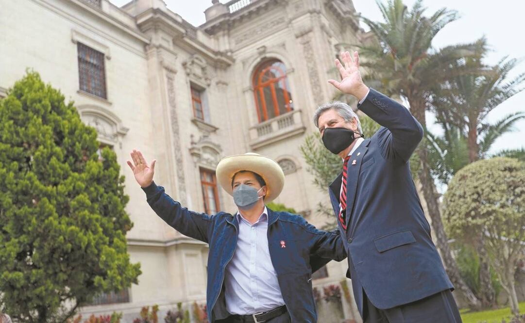 El mandatario electo de Perú, Pedro Castillo, ayer con el presidente Francisco Sagasti, en Lima. Foto: EFE.