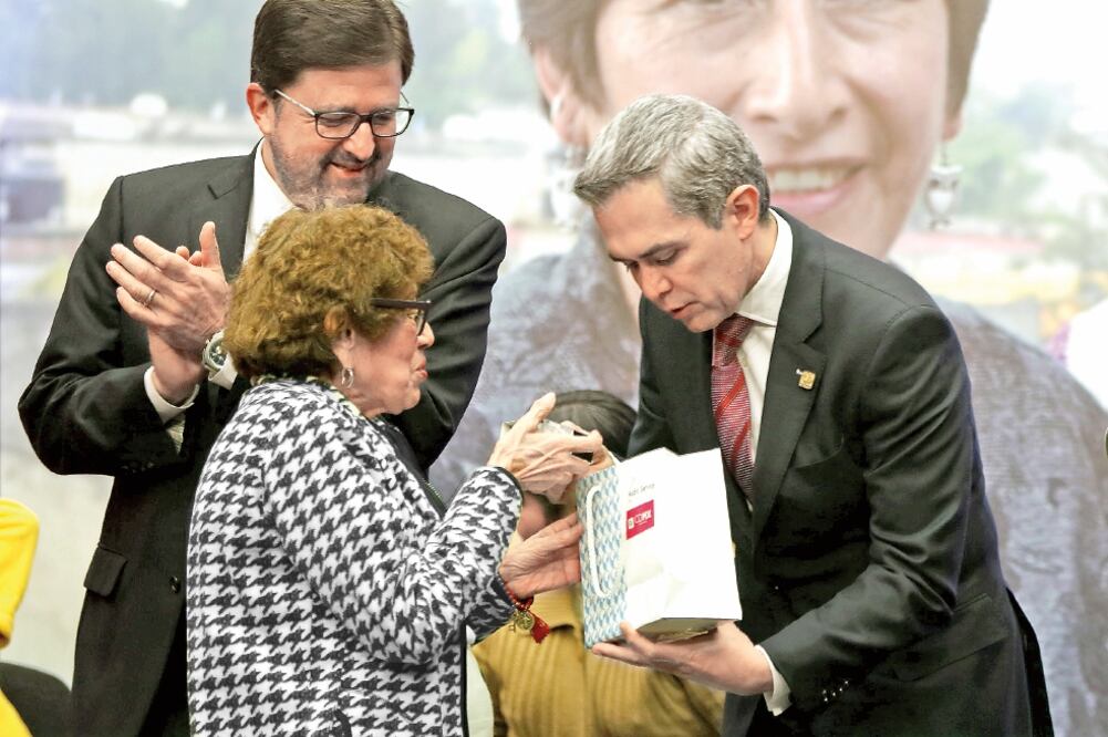 El mandatario capitalino entregó constancias a 219 personas que cumplieron con los requisitos de evaluación de conocimientos y habilidades en las áreas funcional, médica, psicológica y social (JUAN CARLOS REYES. EL UNIVERSAL)