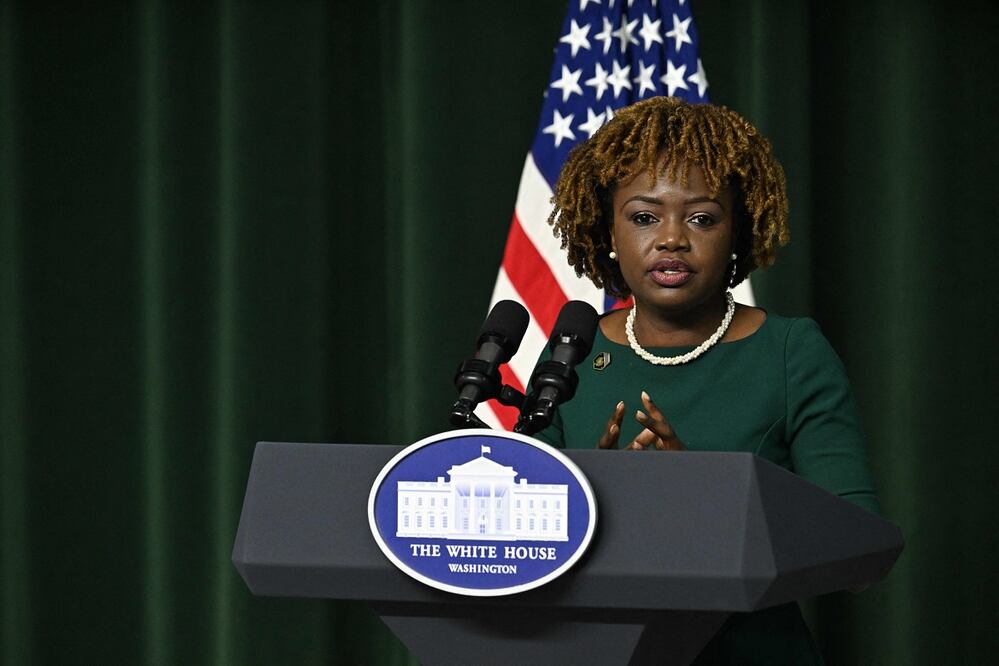La secretaria de prensa de la Casa Blanca, Karine Jean-Pierre, antes de que el presidente estadounidense Joe Biden, el primer ministro japonés Fumio Kishida y el mandatario surcoreano Yoon Suk Yeol participen en la Cumbre Trilateral de Camp David, en Maryland. Foto: AFP