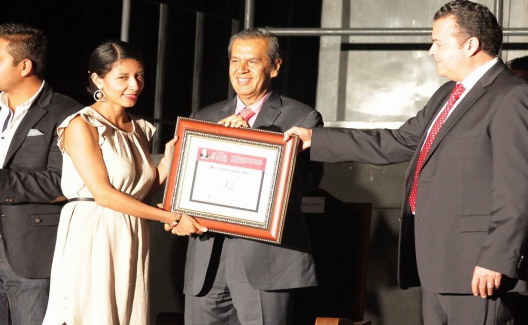 Flavia Adriana Ventura recibió el Premio al Bando Alarconiano 2015 de manos del gobernador Rogelio Ortega Martínez (centro), durante la apertura de la edición XXVIII de las Jornadas Alarconianas. Foto: Tomada de guerrero.gob.mx
