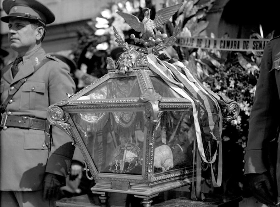 Guardia de honor a los restos de los héroes de la independencia durante un acto oficial en 1925. Foto: Mediateca INAH/ Especial.