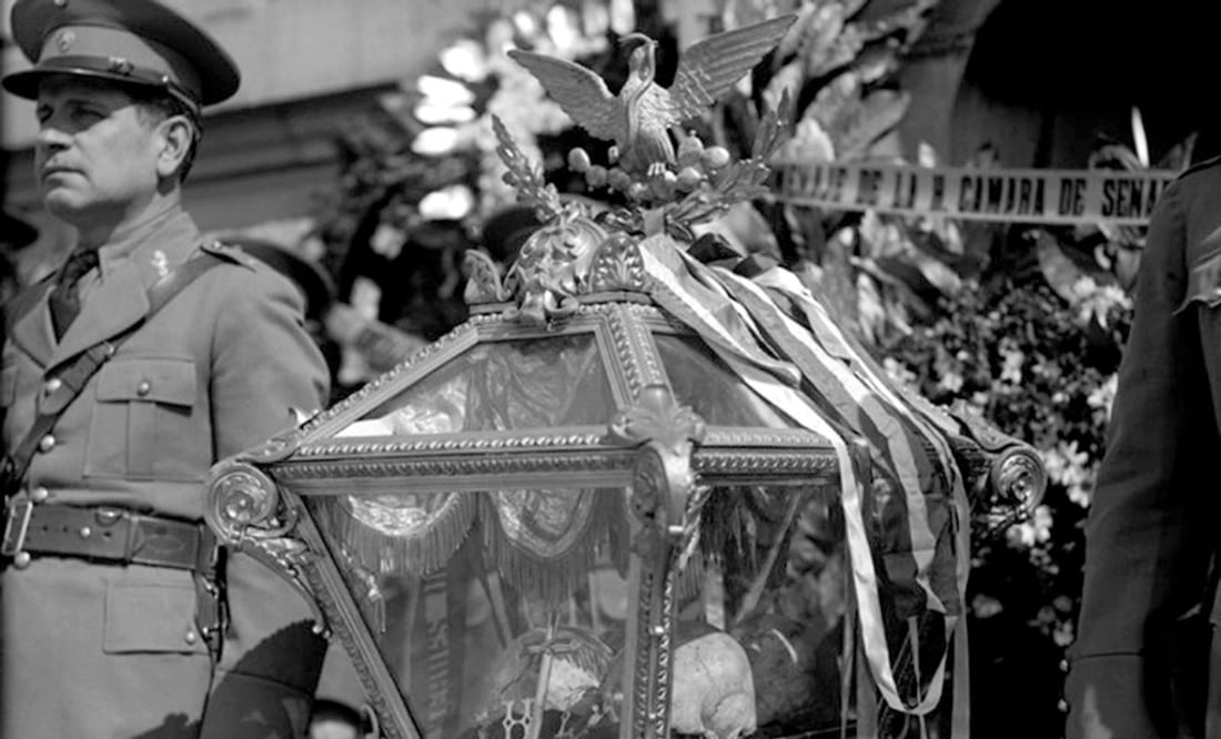 Guardia de honor a los restos de los héroes de la independencia durante un acto oficial en 1925. Foto: Mediateca INAH/ Especial.
