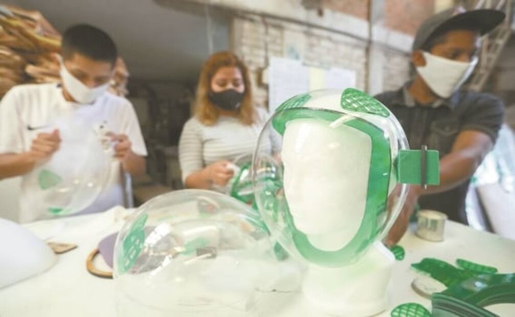 De fabricar stands, cambian de giro y ahora combaten al Covid