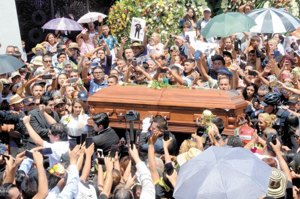 Una multitud acompañó al féretro en su recorrdio por la ciudad. Fotos/EMILIO VASQUEZ. EL UNIVERSAL