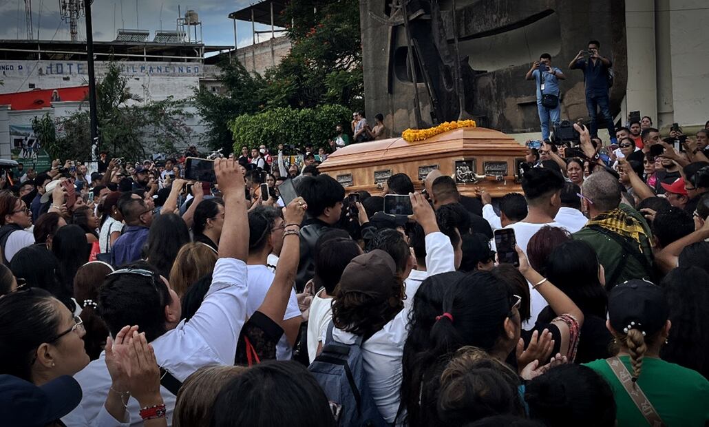 Inició el cortejo fúnebre, el grito de justicia no cesó, al contrario, se intensificó. Eran unas 600 personas detrás del ataúd que transportaba a Arcos Catalán. Foto: Emiliano Torres