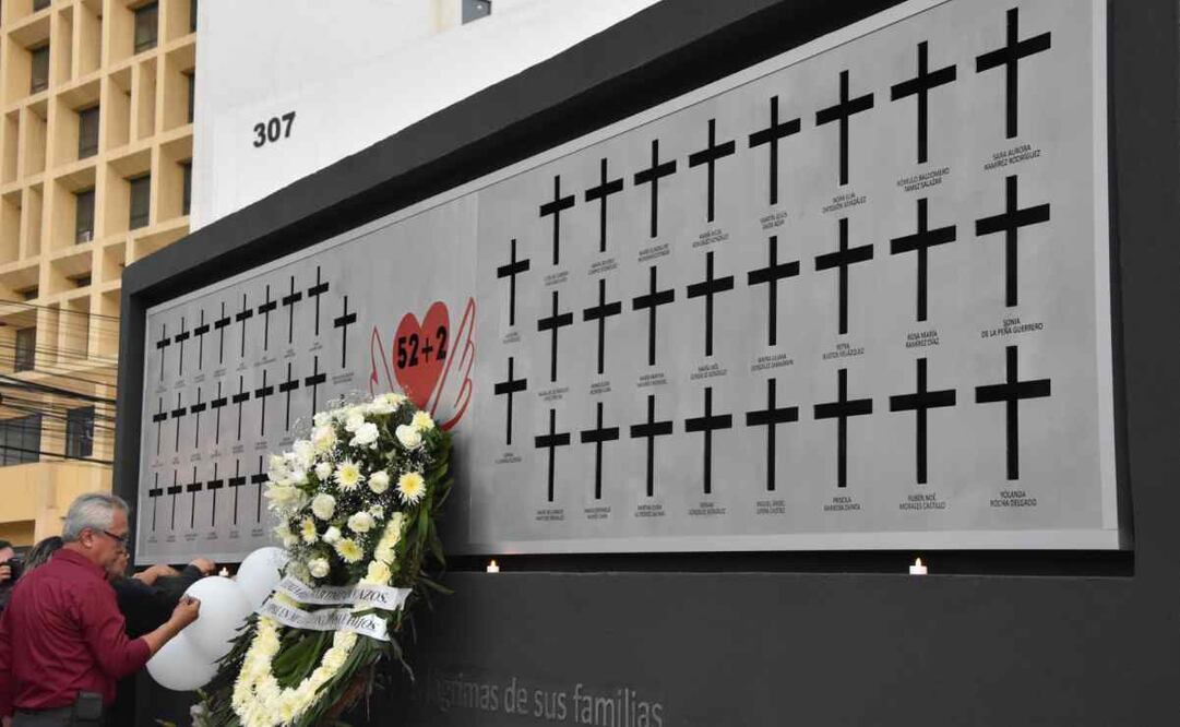 Develación de memorial en el treceavo aniversario luctuoso de las víctimas del Casino Royale. Foto: Emilio Vázquez/EL UNIVERSAL