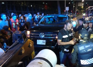 Remiten a 5 de brigada de Arne que quitaban vallas en embajada de EU