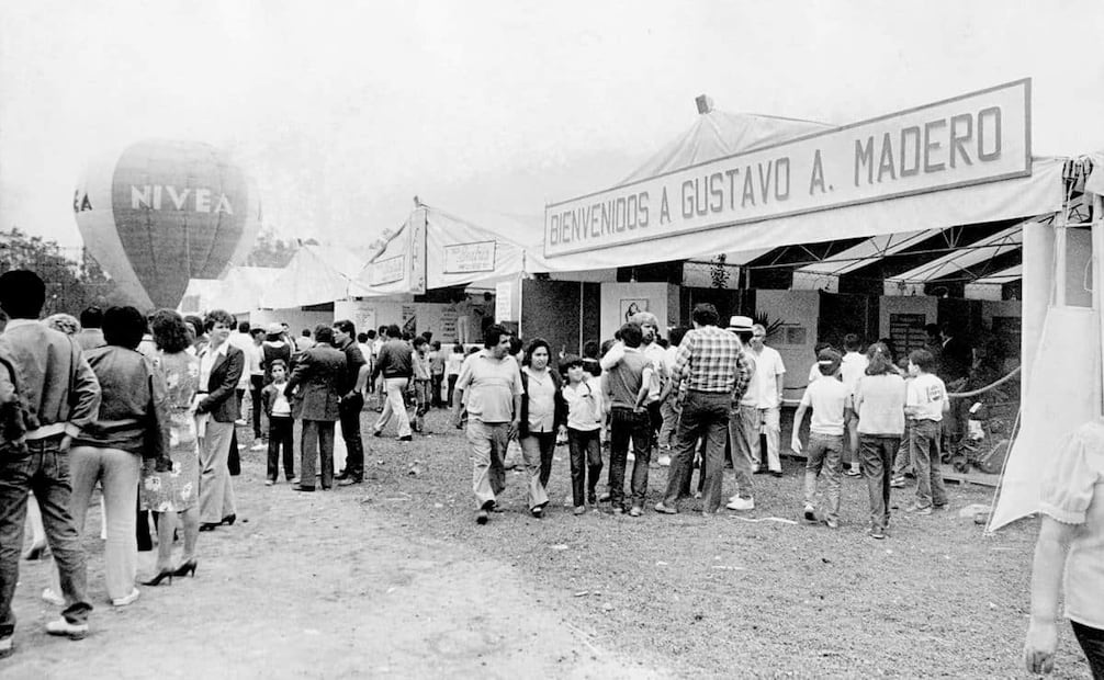 Entrada al tianguis en el Deportivo Los Galeana. Por seguridad, el DDF prestó 2 mil 500 policías capitalinos, repartidos entre las tres sedes, y la zona para sentarse se dividió en seis segmentos para evitar aglomeraciones. Foto: Archivo EL UNIVERSAL.