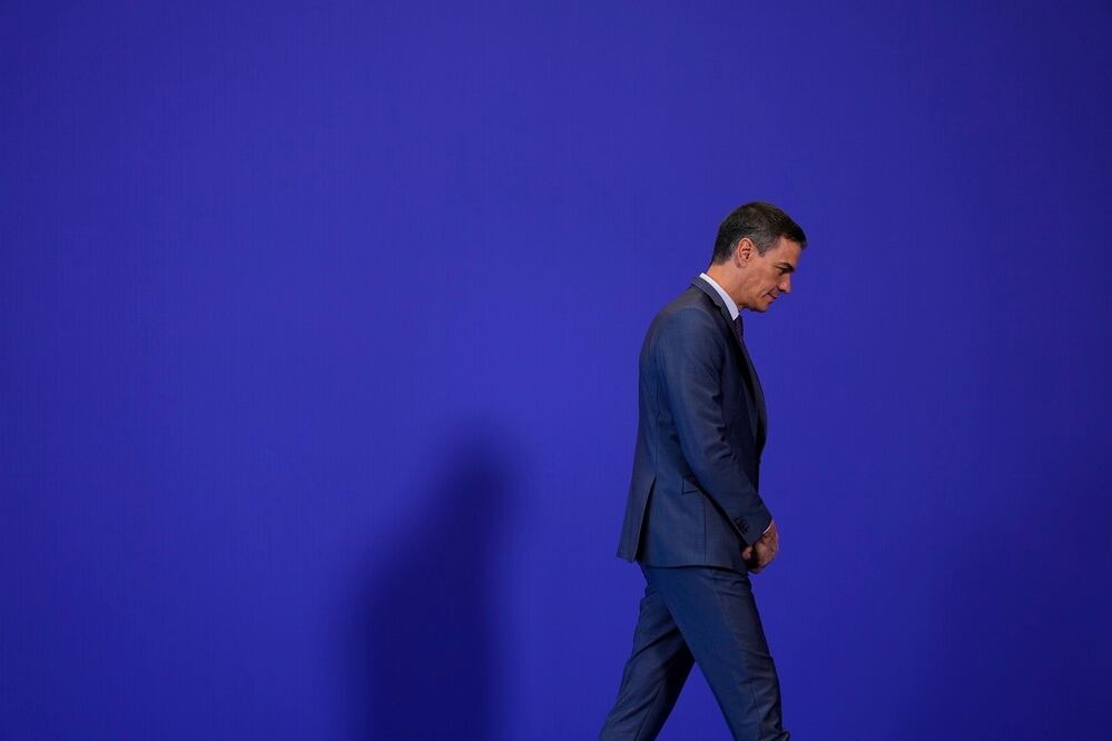 Pedro Sánchez, durante la Cumbre Europea, en Granada, en octubre. El presidente del gobierno español dijo que considera renunciar, tras la denuncia contra su esposa por corrupción, que él considera "acoso". FOTO: AP