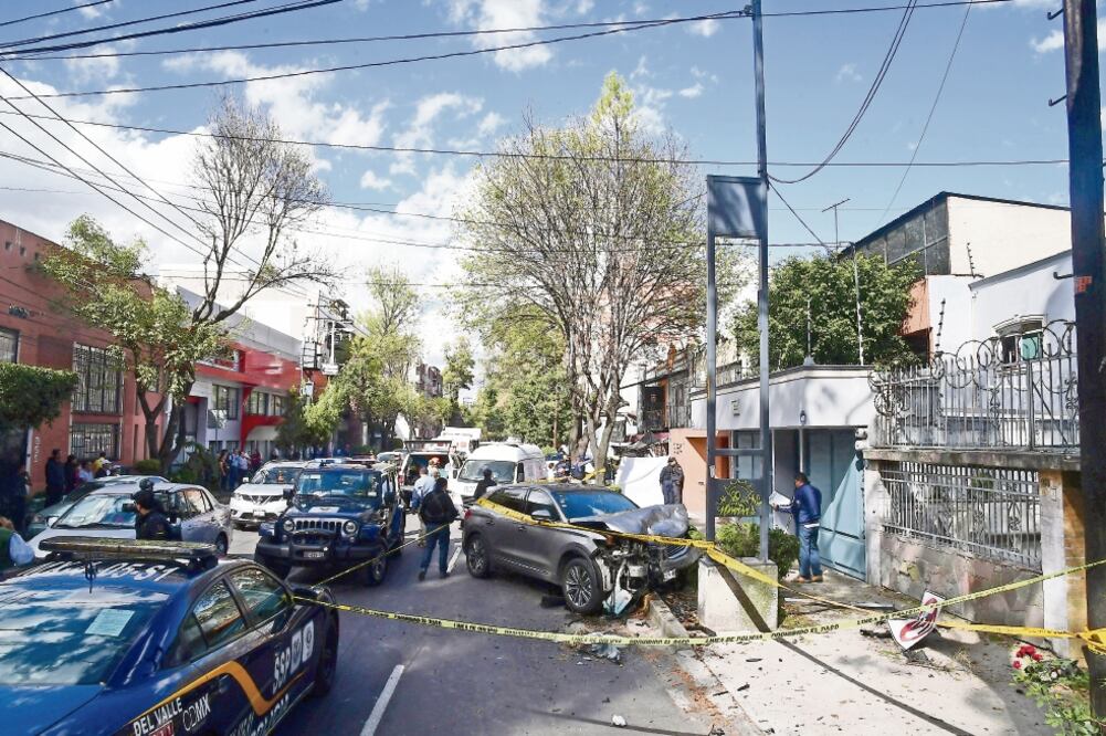 Vecinos, empleados y personal de la agencia de modelos salieron para ver lo que había ocurrido: en la calle estaban los cadáveres de madre e hija y las tres personas lesionadas que fueron trasladadas a distintos hospitales. FRANCISCO RODRÍGUEZ.