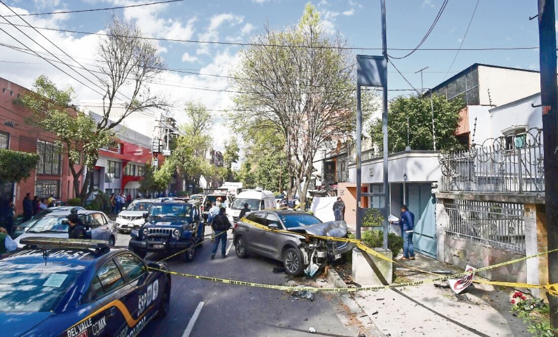 Vecinos, empleados y personal de la agencia de modelos salieron para ver lo que había ocurrido: en la calle estaban los cadáveres de madre e hija y las tres personas lesionadas que fueron trasladadas a distintos hospitales. FRANCISCO RODRÍGUEZ.