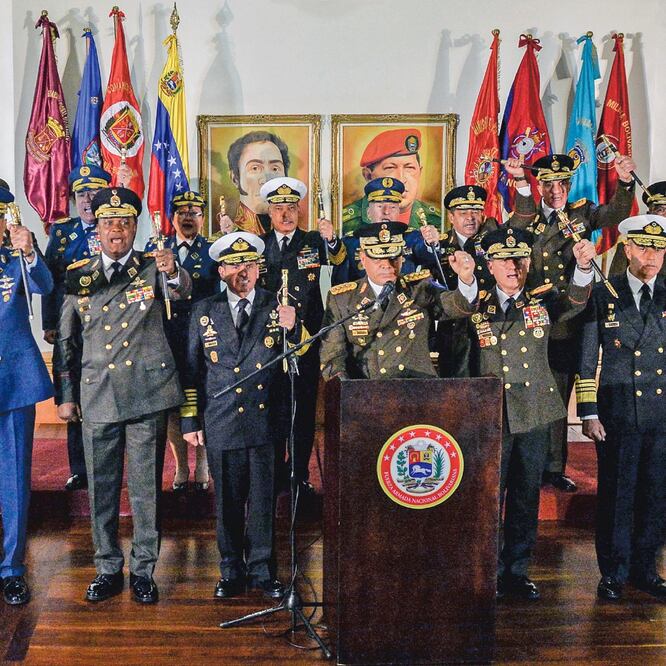 El ministro de Defensa de Venezuela, Vladimir Padrino (centro) y la cúpula militar expresaron ayer su apoyo al “presidente constitucional” del país, Nicolás Maduro. (LUIS ROBAYO. AFP)