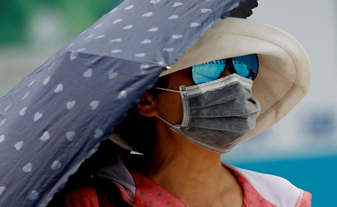 A woman uses a parasol on the street during a heatwave in Tokyo, Japan - Photo: Kim Kyung-Hoon/REUTERS