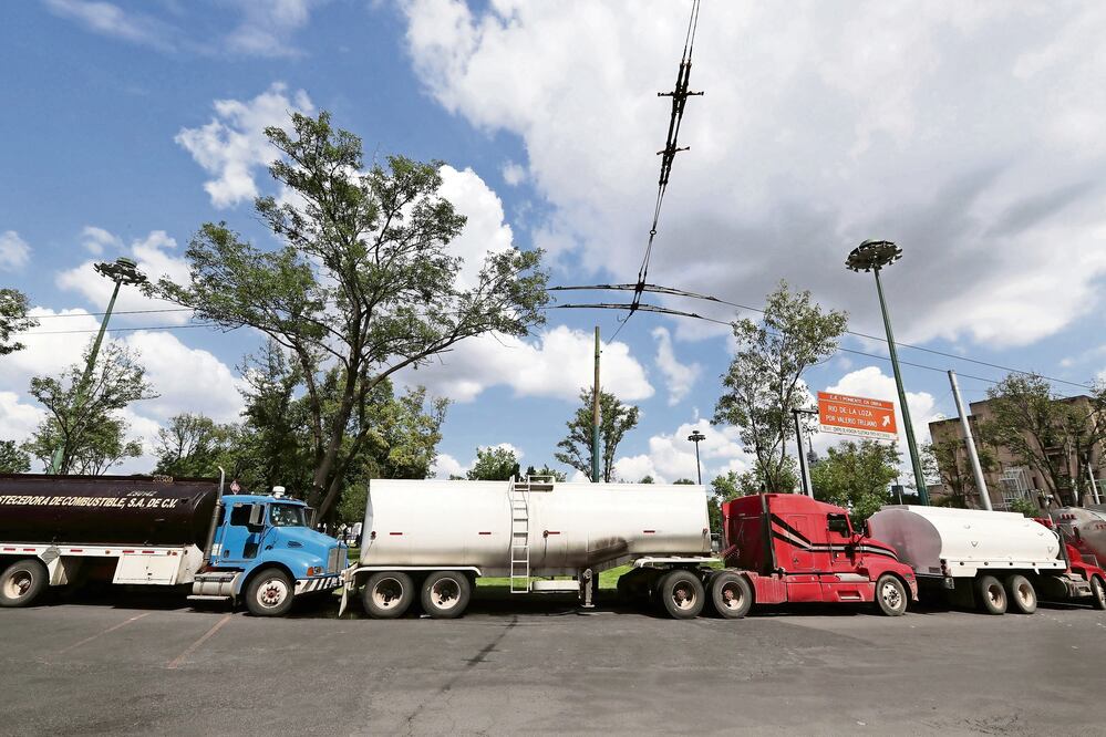 Nueve pipas incautadas por la SEIDO se encuentran estacionadas afuera de las instalaciones de la dependencia en la Ciudad de México. (JUAN CARLOS REYES. EL UNIVERSAL)