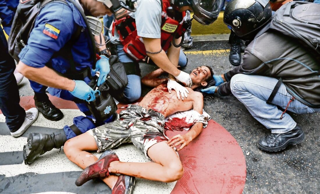 Medios lo identificaron como Neomar Lander, de 17 años y quien perdió la vida tras ser impactado, según la oposición, por una bomba lacrimógena disparada por uniformados en Caracas (CARLOS GARCÍA RAWLINS. REUTERS)