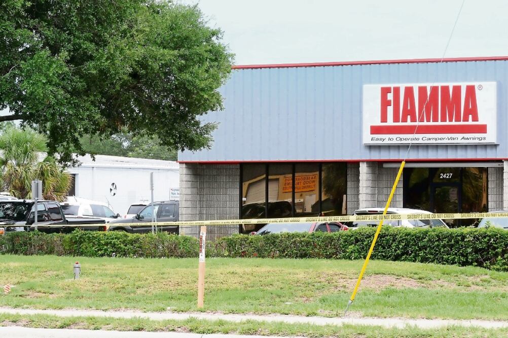 Las autoridades precintaron los alrededores de una fábrica en Orlando, Florida, donde ayer un hombre mató a cinco de sus ex compañeros (GERARDO MORA. AFP)