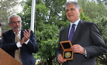 Entregan medalla al Mérito Fundación UNAM a Rafael Moreno Valle Suárez