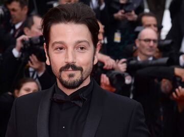 Diego Luna critica a AMLO por dar "golpe militar a la constitución"