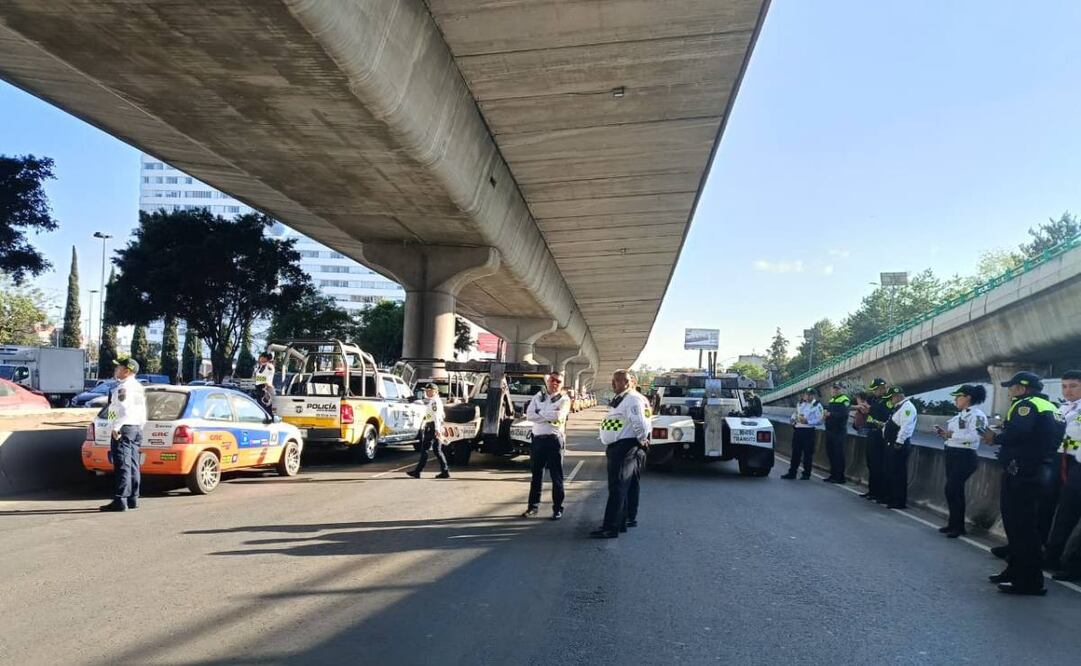 Policía capitalina impide el paso a transportistas y comerciantes del Edomex que se dirigían a Palacio Nacional.
Foto: Gisela González Granados.