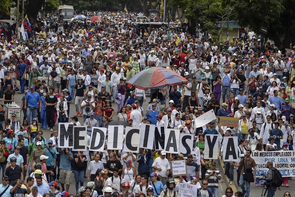 Doctores protestan contra Nicolás Maduro este lunes en Caracas, Venezuela (Foto:AFP)