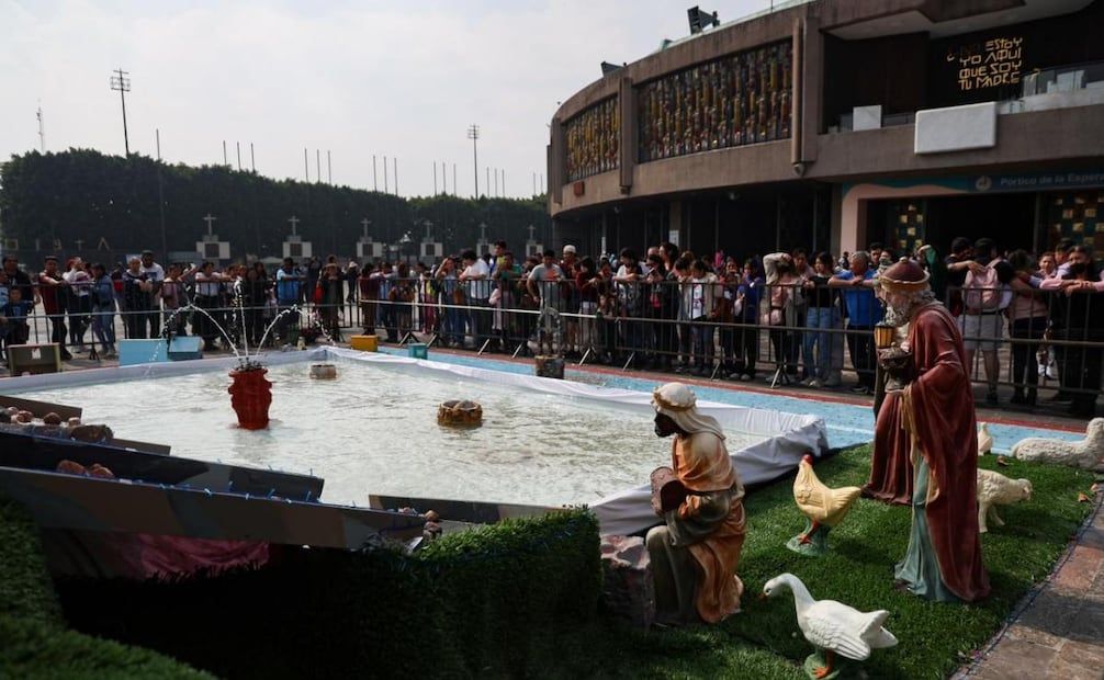 Creyentes asisten a la Basílica de Guadalupe para dar gracias a la Virgen; solicitan salud y trabajo.
Foto: Hugo Salvador.