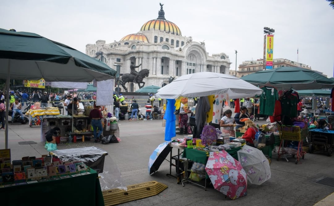 Comerciantes mantienen bloqueo por cuarto día en la Alameda Central; exigen frenar lineamientos de reordenamiento. Foto: Santiago Cadena