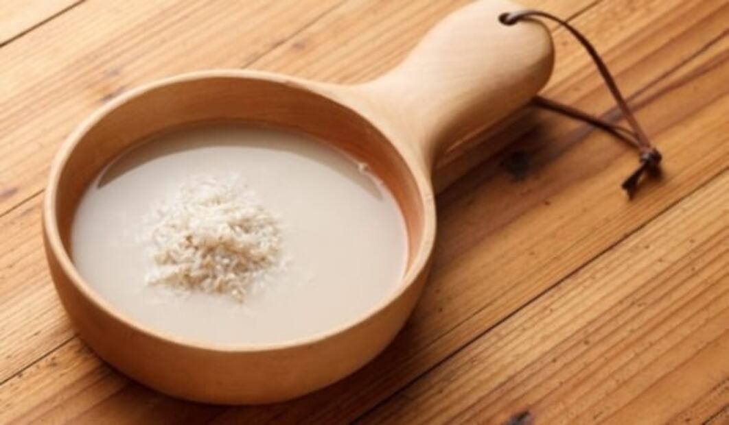 Agua de arroz: el próximo mejor amigo de tu piel 