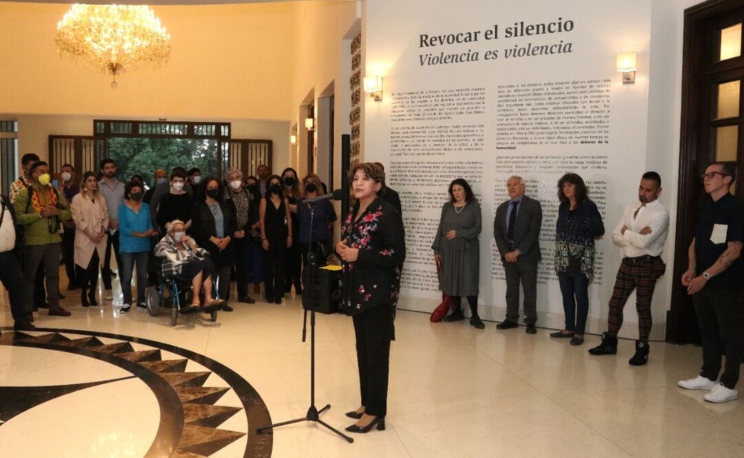 La titular de la SEP asistió a la exposición fotográfica "Revocar el silencio, violencia es violencia". Foto: Especial